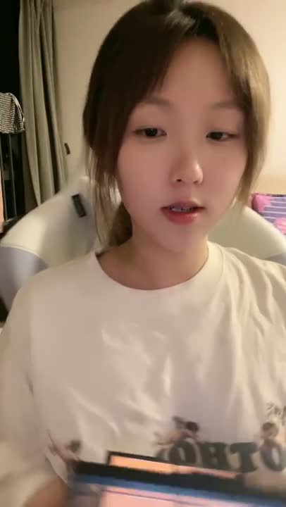 甜美少女說話嗲嗲，撩起衣服看奶子，嬌喘呻吟喊爸爸