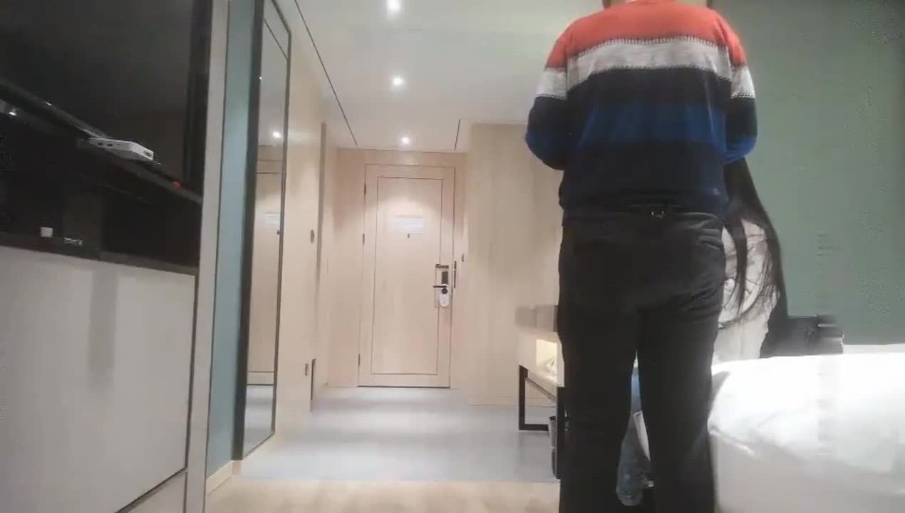 胖哥網約的漂亮外圍不但懂玩還很騷～連換2套情趣裝讓胖哥使盡全力把她.