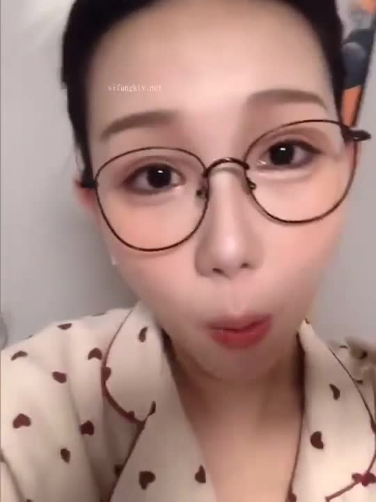 美女主播打給粉絲開一場洗澡秀，苗條白膚身材一次看光光～
