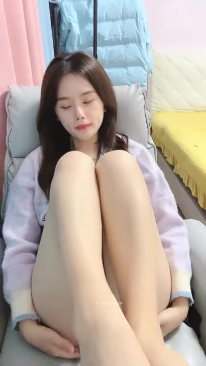女主播性感開腿玩穴，身長大白腿給你聞香一下～