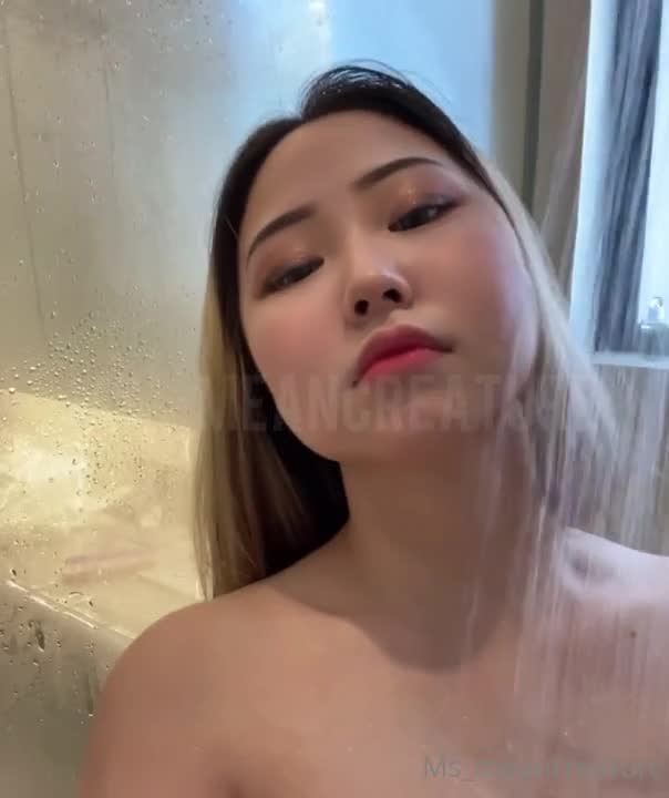 [新加坡] MeanCreature OnlyFans～小穴深處洗不到只好拿假屌輔助