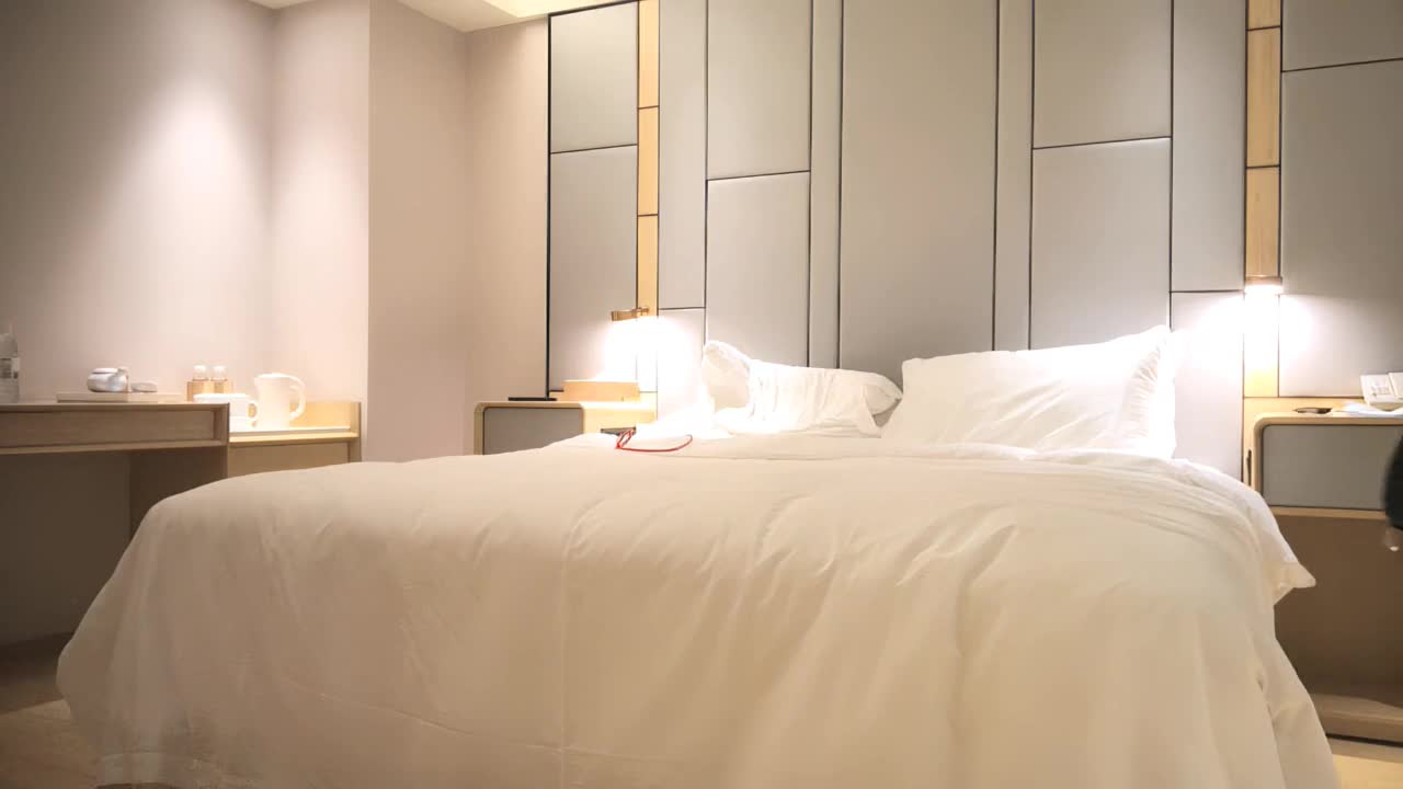 胖探花約炮嬌小妹子上旅館打炮，纖細腰肢摟起來操真舒服