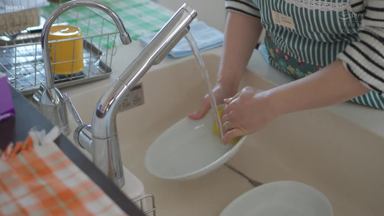 CAWD-365 因再婚而与父亲同居半年的伊藤真树，用无保护的肥臀控制不住自己的角质屁股。 - 伊藤舞雪
