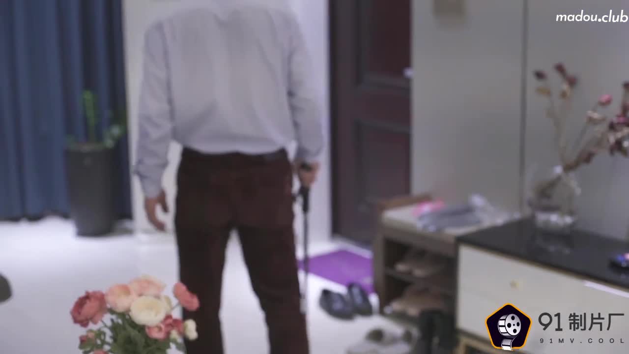 CUS-274 饥渴的洋妞 洋妞当着盲人老公极限诱惑帅气快递员