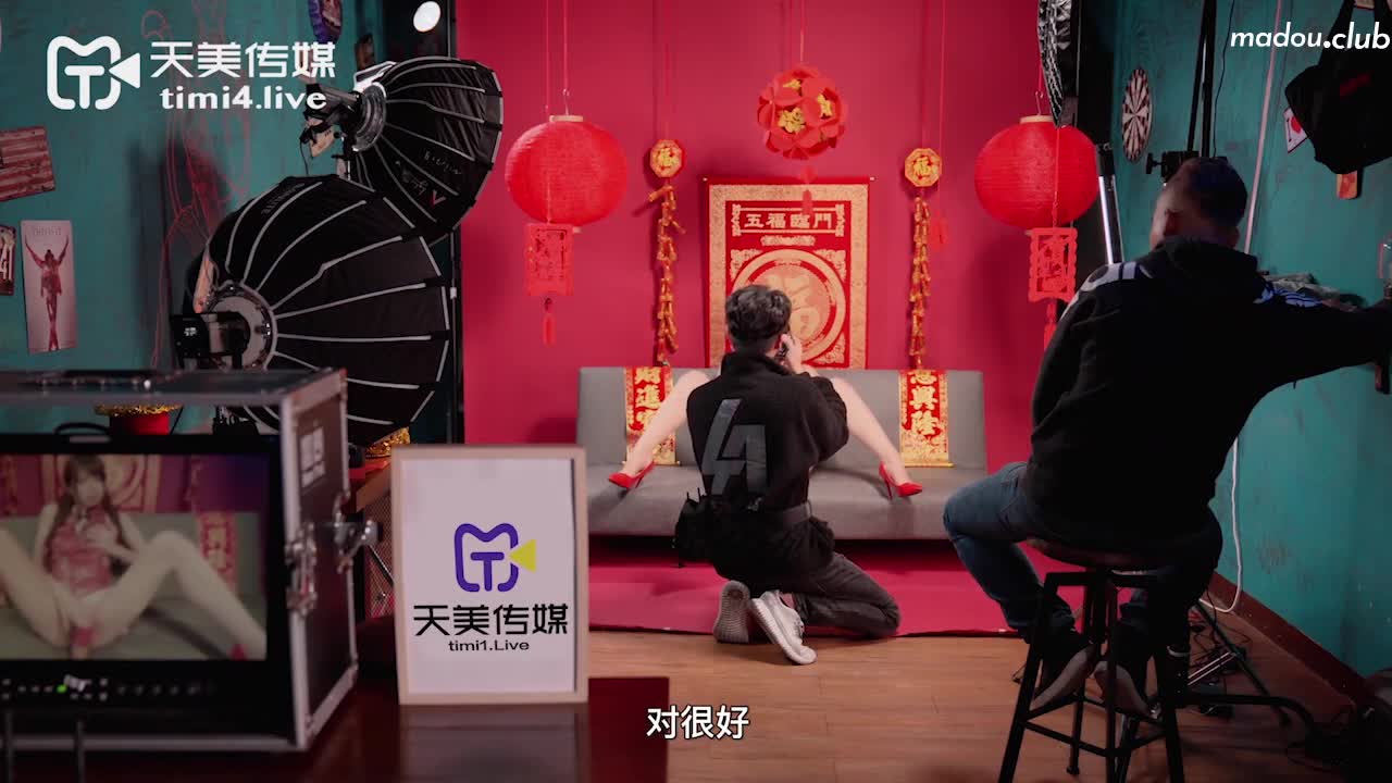 TMW015 淫乱贺图拍摄现场 痴女现场抓人来打炮